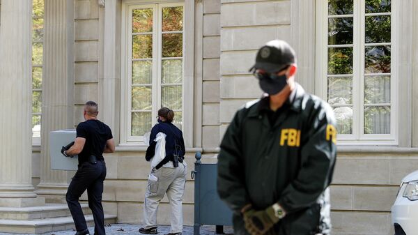 Агент ФБР на посту во время обыска в доме Олега Дерипаски в Вашингтоне 