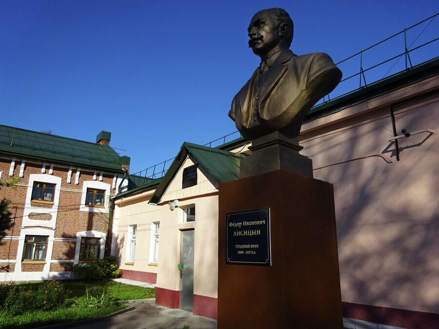 Земская больница, памятник основателю - Фёдору Лисицыну