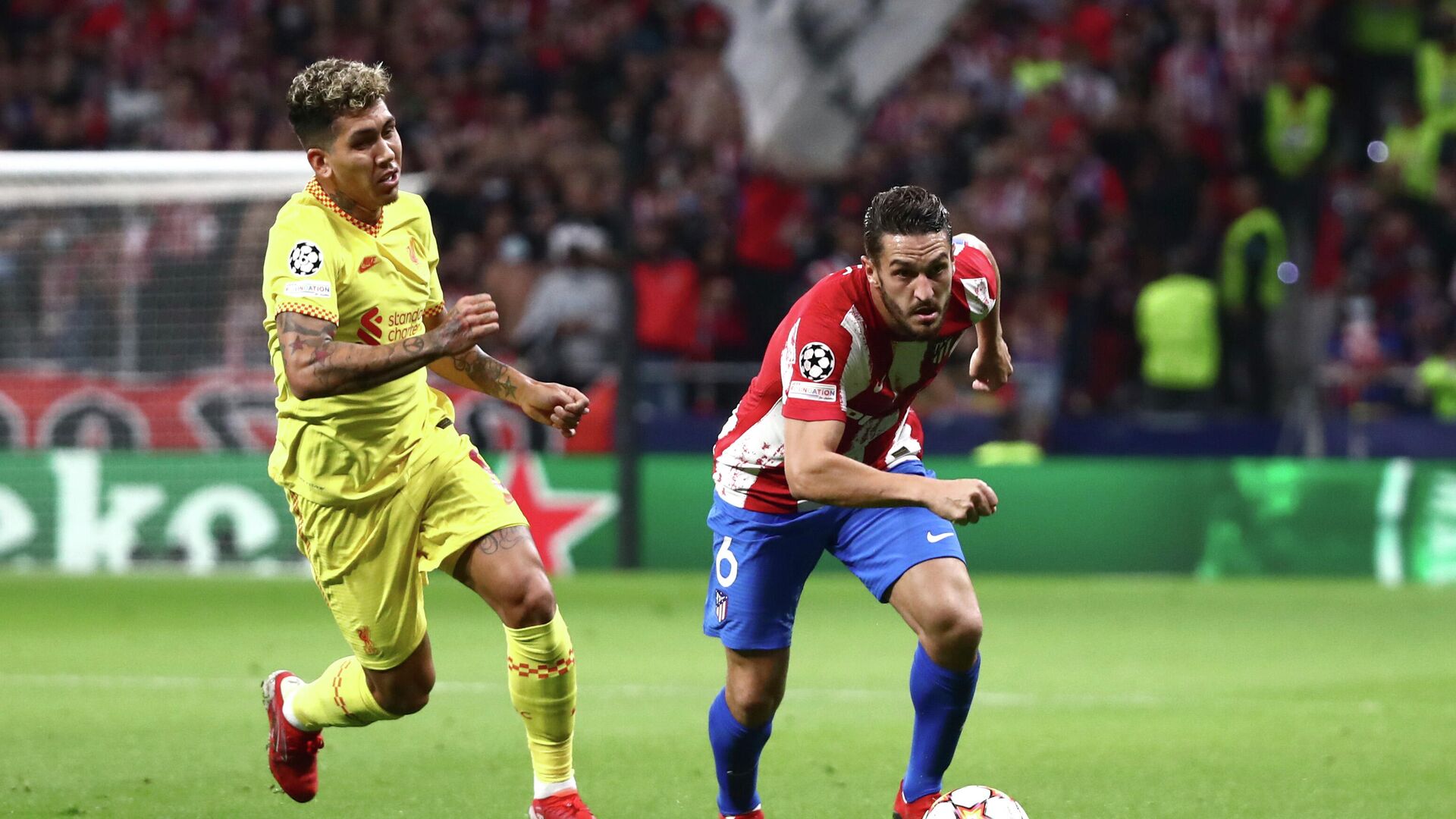 Роберто Фирмино и Коке в матче Лиги чемпионов - РИА Новости, 1920, 20.10.2021