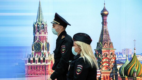 Сотрудники полиции в аэропорту Шереметьево в Москве