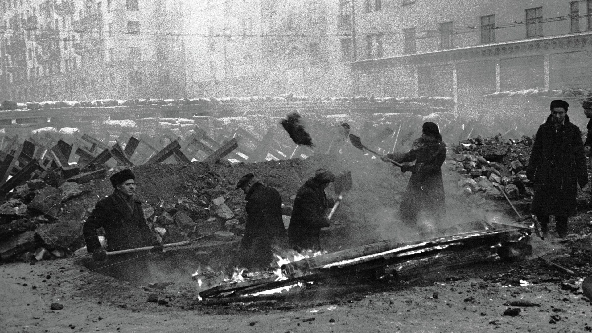 Москвичи строят противотанковые укрепления - РИА Новости, 1920, 20.10.2021