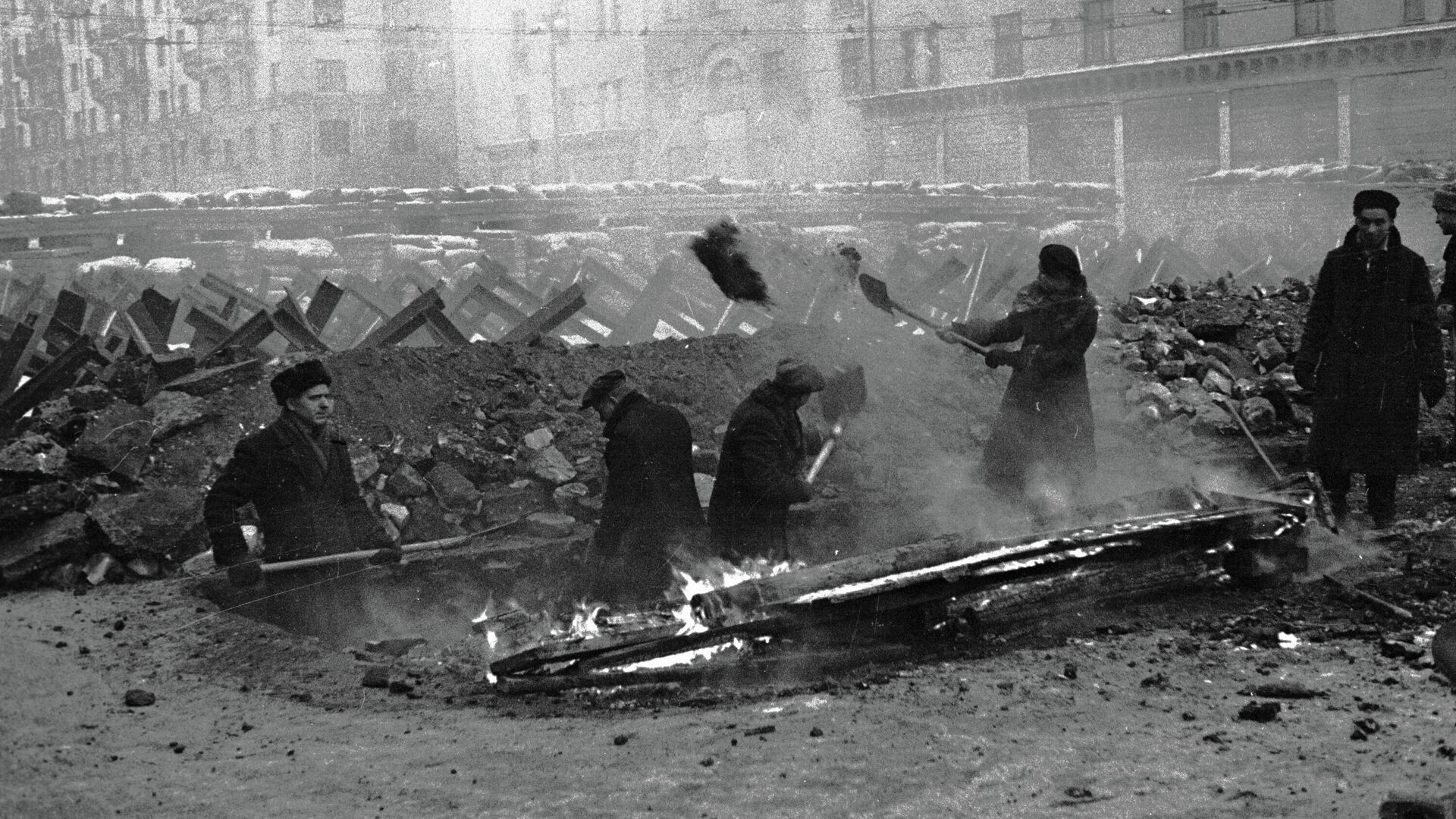 Москвичи строят противотанковые укрепления - РИА Новости, 1920, 20.10.2021