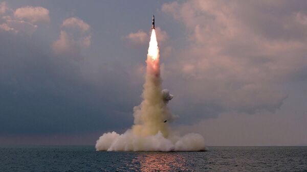 Запуск баллистической ракеты с подводной лодки в КНДР