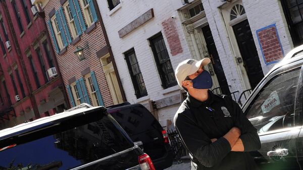 Агенты ФБР во время обыска дома Олега Дерипаски в Нью-Йорке