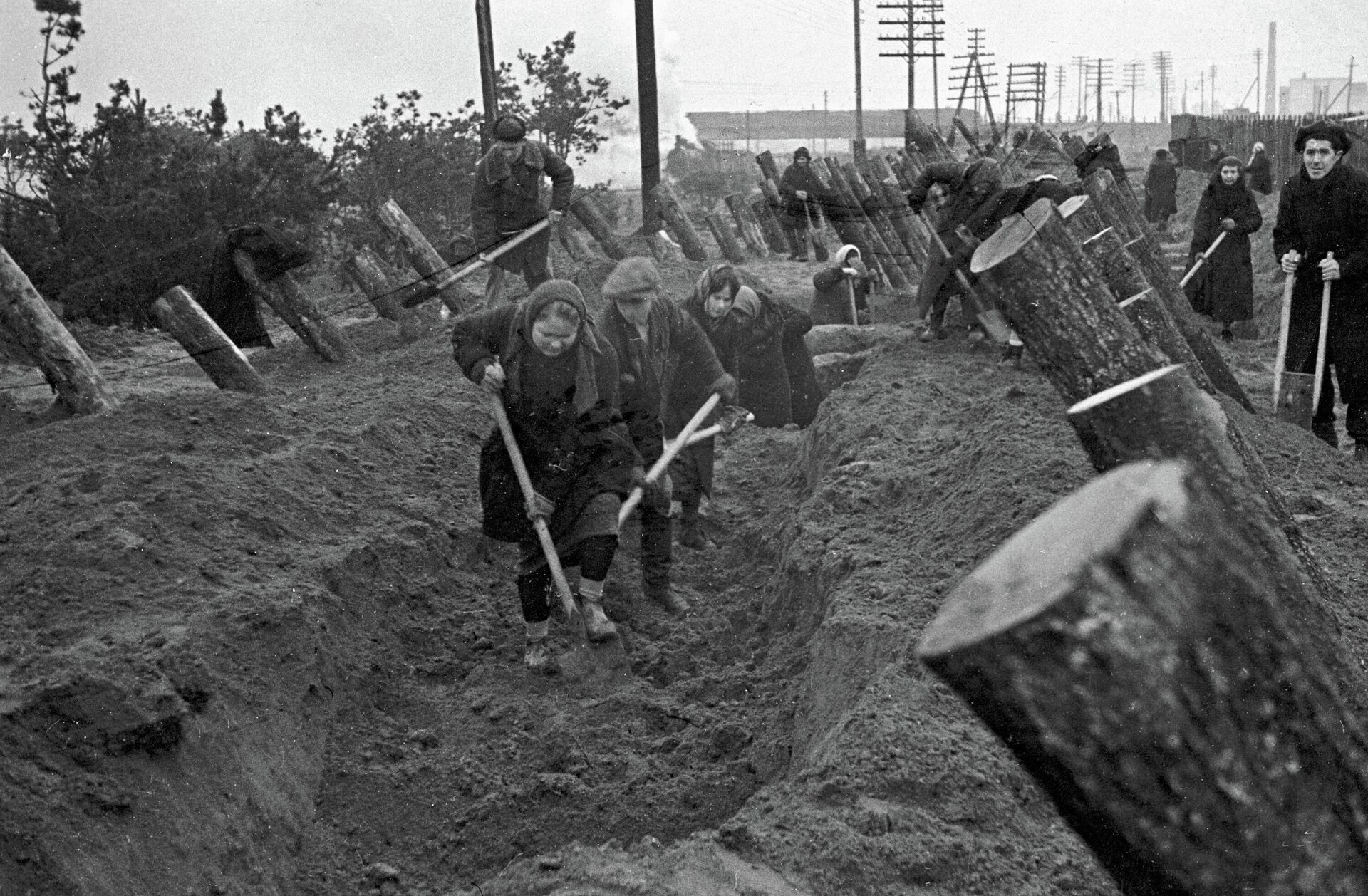 Москвичи сооружают оборонительные укрепления - РИА Новости, 1920, 26.11.2021
