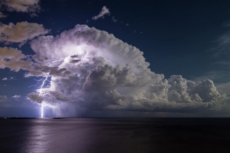 Работа фотографа Serge Zaka Lightning from an isolated storm over Cannes’ Bay, занявшая 2-е место в фотоконкурсе Weather Photographer of the year