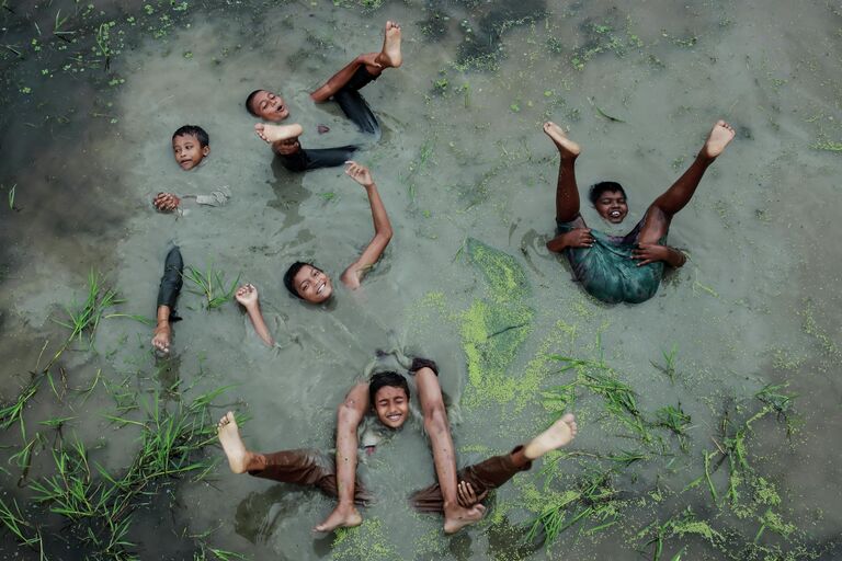 Работа фотографа Muhammad Amdad Hossain Joy of Childhood, финалист фотоконкурса Weather Photographer of the Year 2021