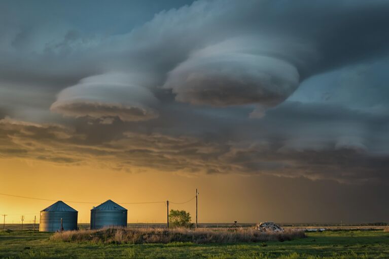 Работа фотографа Stavros Kesedakis Pancake Lenticulars, финалист фотоконкурса Weather Photographer of the Year 2021