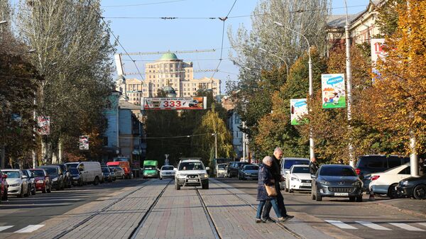 Прохожие в центре Донецка