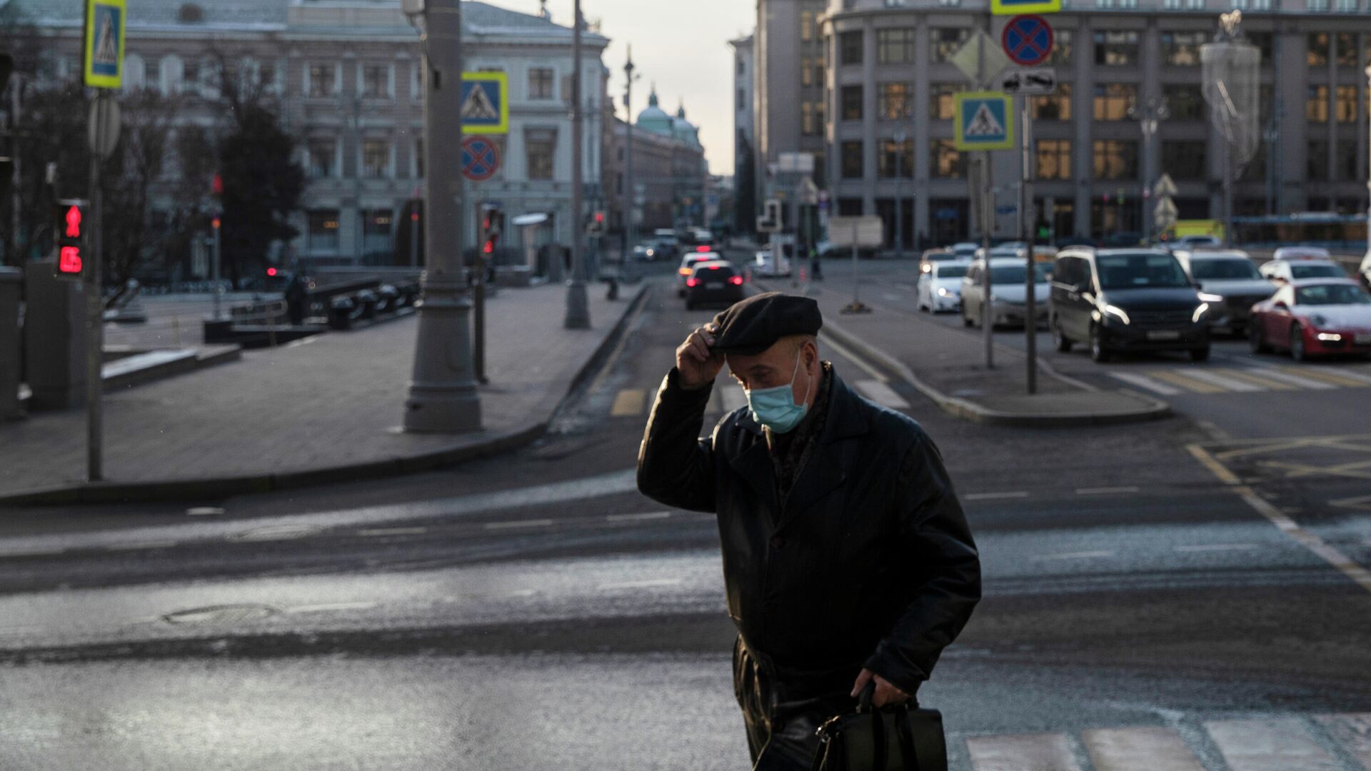 Мужчина в маске на улице в Москве - РИА Новости, 1920, 25.10.2021