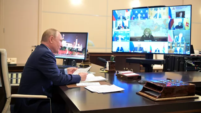 Президент РФ Владимир Путин проводит совещание по видеосвязи