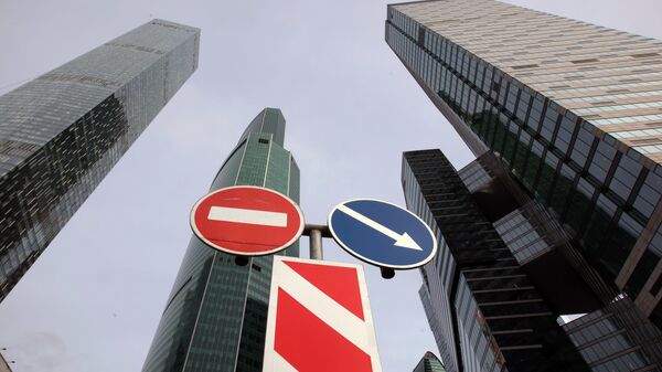 Дорожные знаки в районе международного делового центра Москва-сити