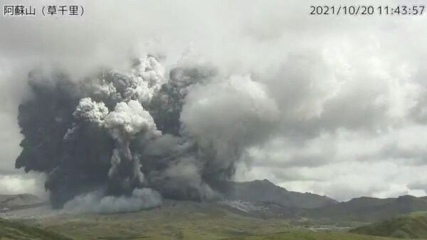 Извержение вулкана Асо в Японии