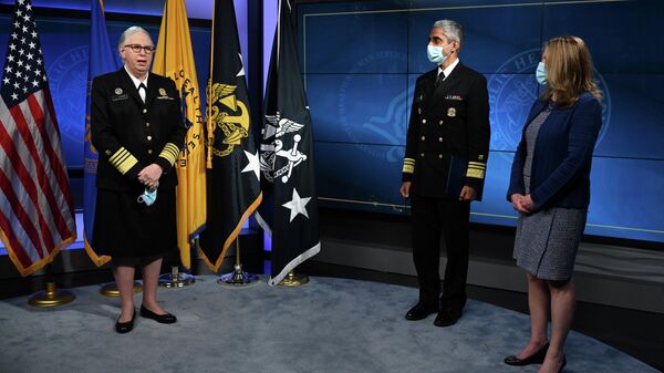 Рейчел Левин во время приведения к присяге в качестве помощника министра здравоохранения и адмирала Службы общественного здравоохранения США 