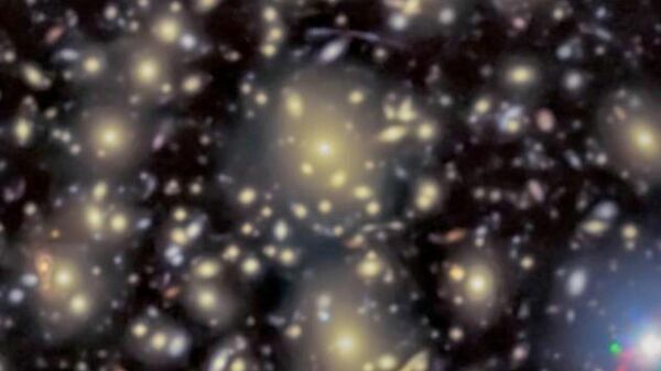 Скопления галактик, работающие как гравитационные линзы
