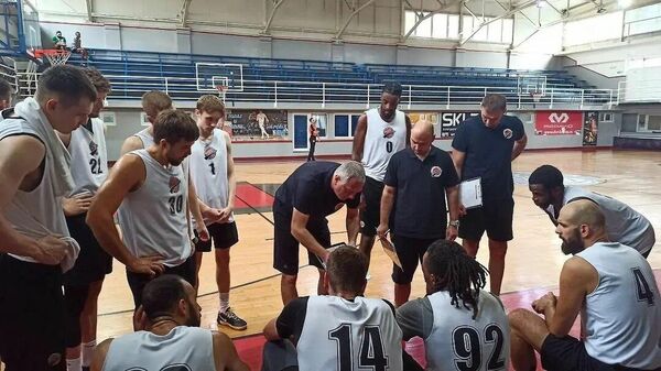 Игроки и тренеры баскетбольного клуба Автодор.