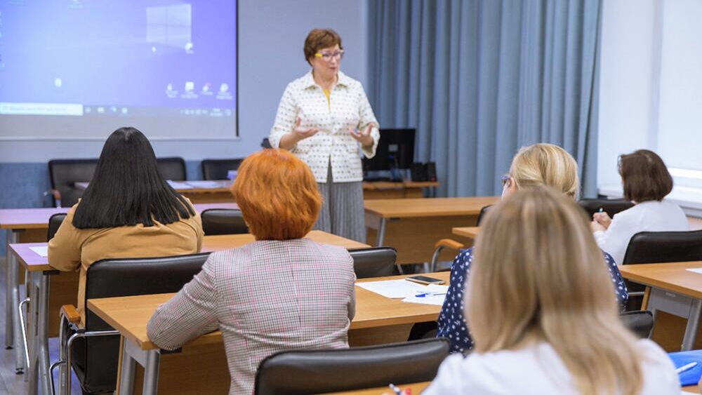 Бесплатное профессиональное переобучение жителей Липецкой области старшего возраста - РИА Новости, 1920, 21.10.2021