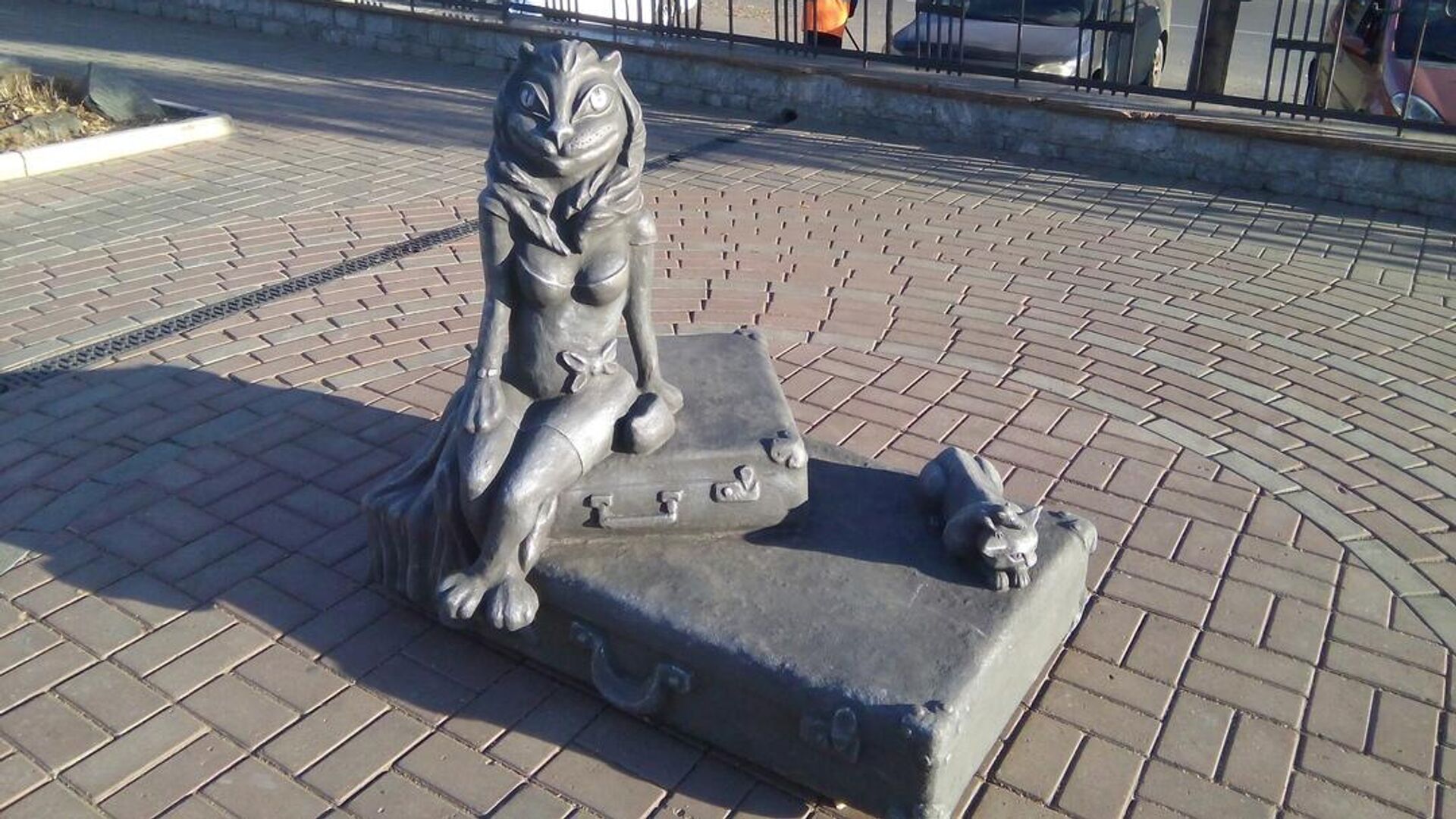 Скульптура Кошка на чемоданах в Кургане - РИА Новости, 1920, 01.11.2021