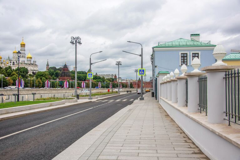 Софийская набережная в Москве