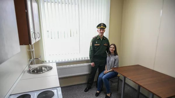 Военнослужащий с супругой в общежитии