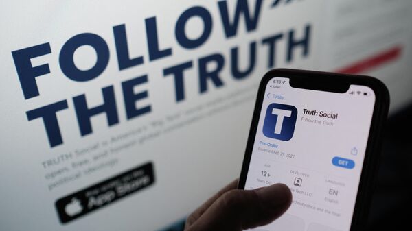 Иконка приложения социальной сети Truth Social на экране смартфона