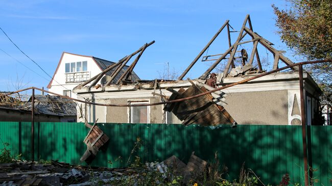 Жилой дом на улице Дружбы в Донецке, в крышу которого попал снаряд