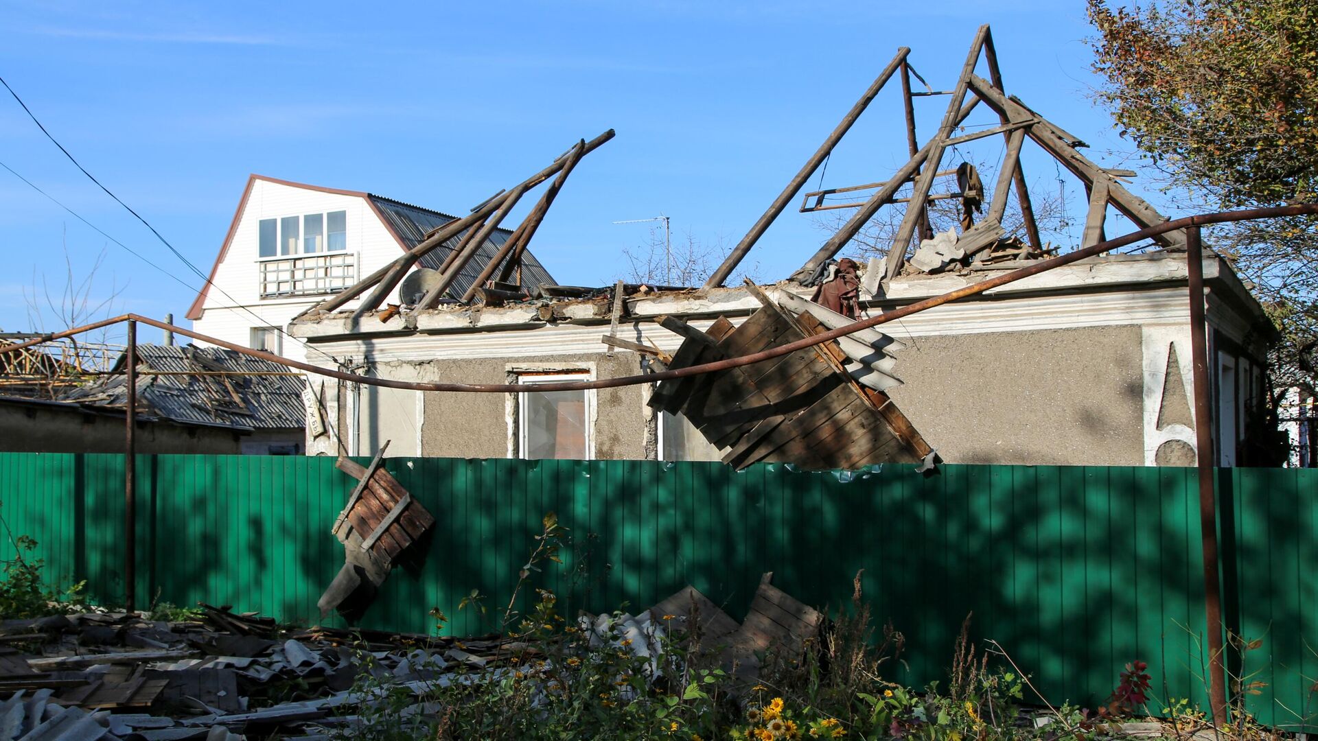 Жилой дом на улице Дружбы в Донецке, в крышу которого попал снаряд - РИА Новости, 1920, 09.12.2021