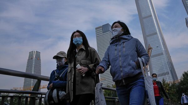 Прохожие в защитных масках в Китае