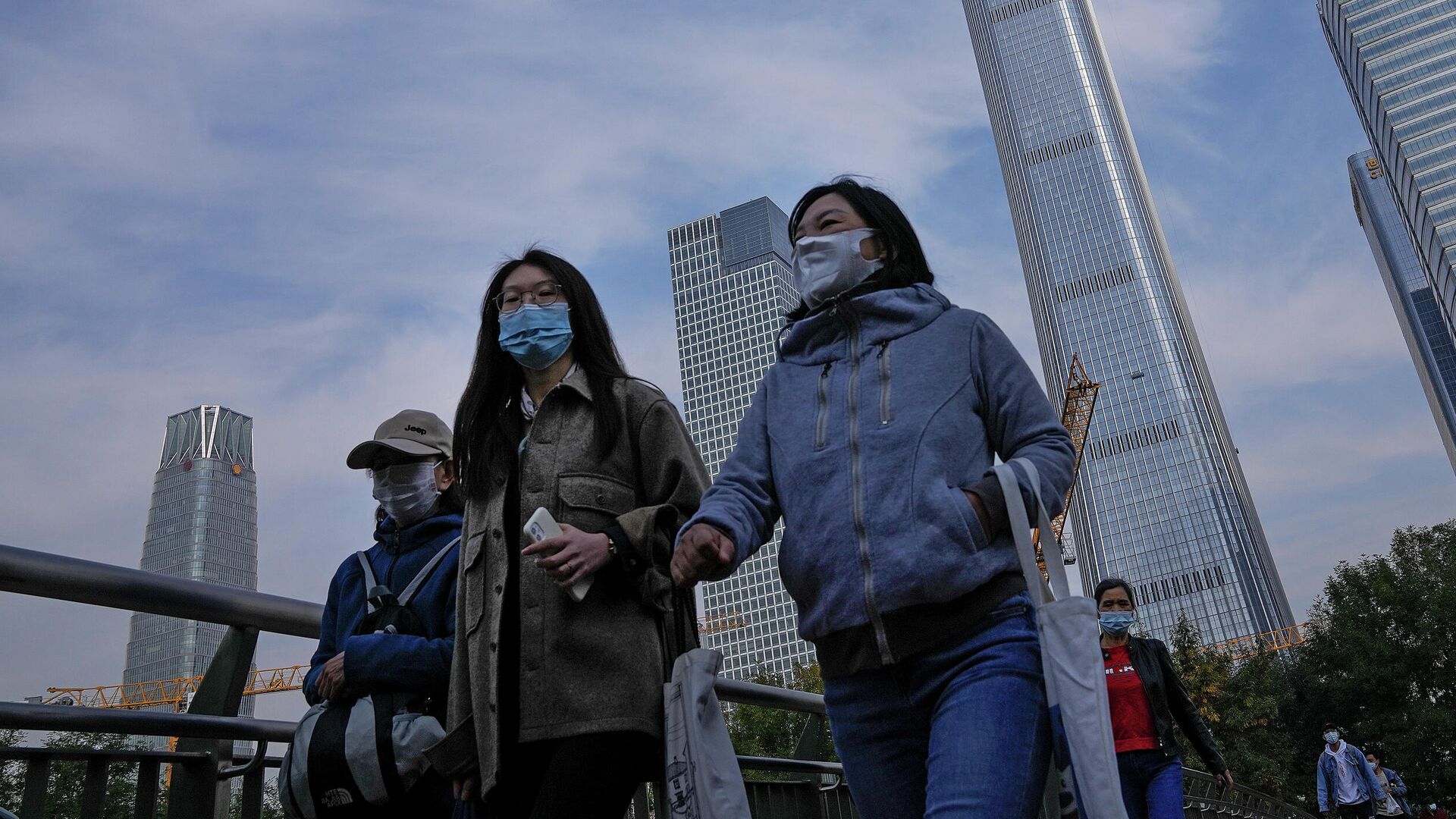 Прохожие в защитных масках на улице Пекина, Китай  - РИА Новости, 1920, 16.02.2022