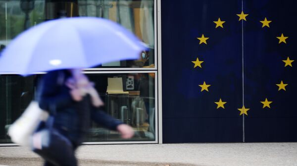 Флаг Евросоюза неподалеку от здания штаб-квартиры Европейского парламента в Брюсселе