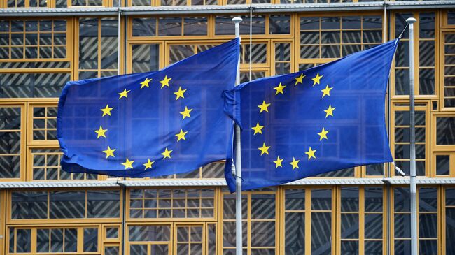 Флаги Евросоюза возле здания штаб-квартиры Европейского парламента в Брюсселе