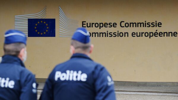 Сотрудники полиции возле здания штаб-квартиры Европейского парламента в Брюсселе