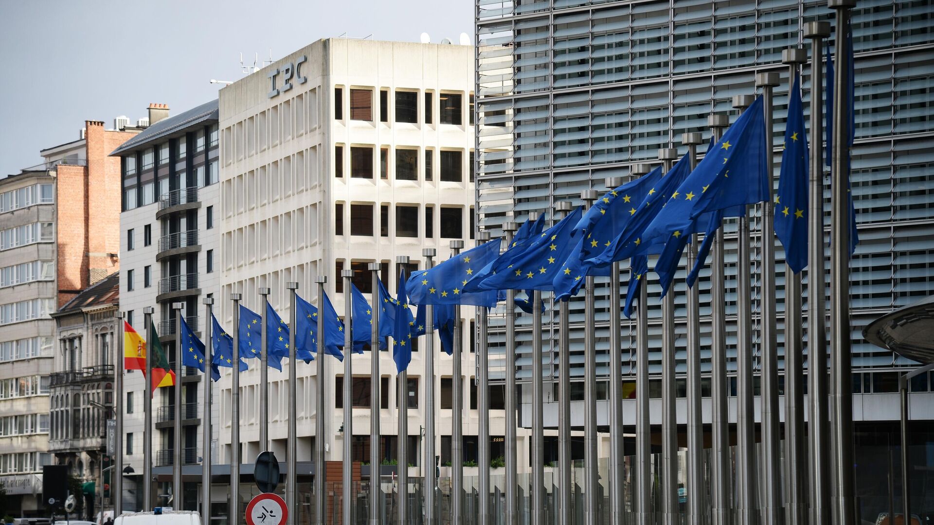 Флаги Евросоюза возле здания штаб-квартиры Европейского парламента в Брюсселе - РИА Новости, 1920, 10.02.2022