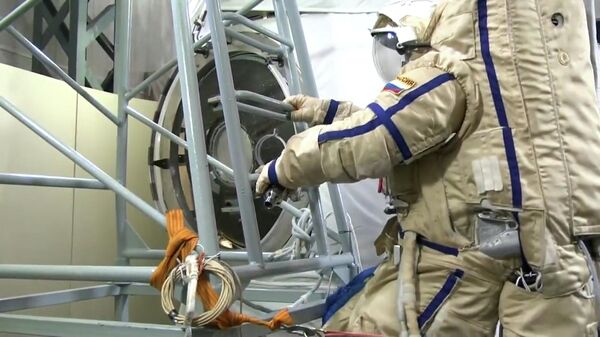 Космонавт Мисуркин готовится к первой высадке на Луну 