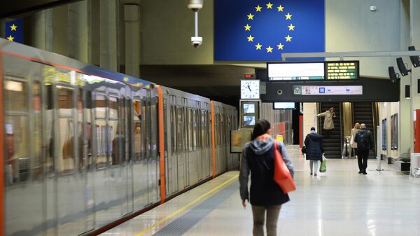 Девушка на станции метро Шуман в Брюсселе