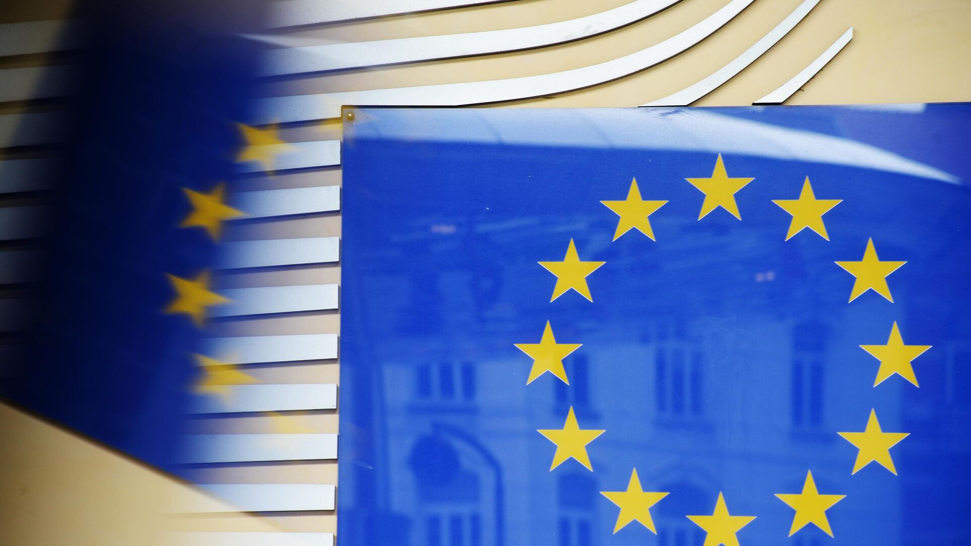 Флаг Евросоюза возле здания штаб-квартиры Европейского парламента в Брюсселе - РИА Новости, 1920, 01.04.2022