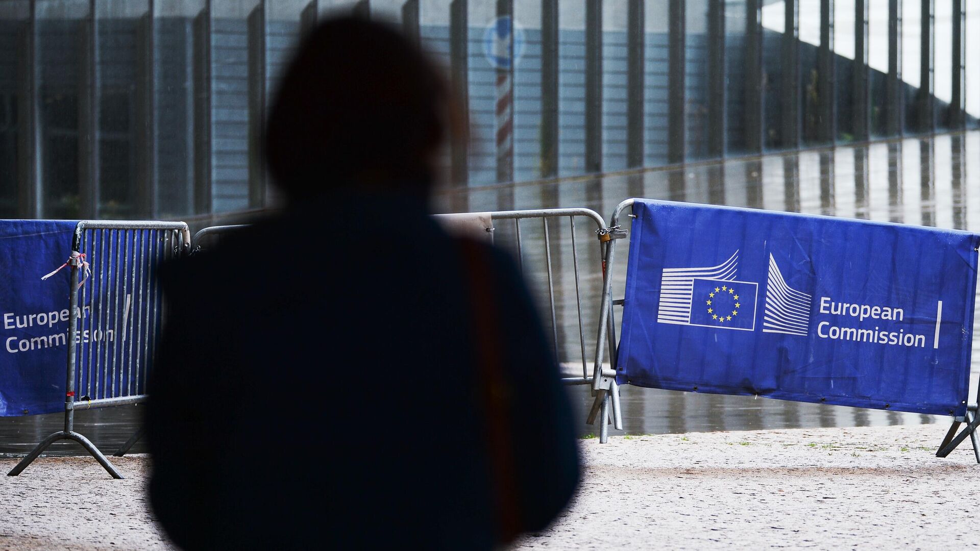 Логотип Евросоюза на ограждении возле здания штаб-квартиры Европейского парламента в Брюсселе - РИА Новости, 1920, 26.11.2021