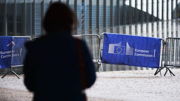 Логотип Евросоюза на ограждении возле здания штаб-квартиры Европейского парламента в Брюсселе