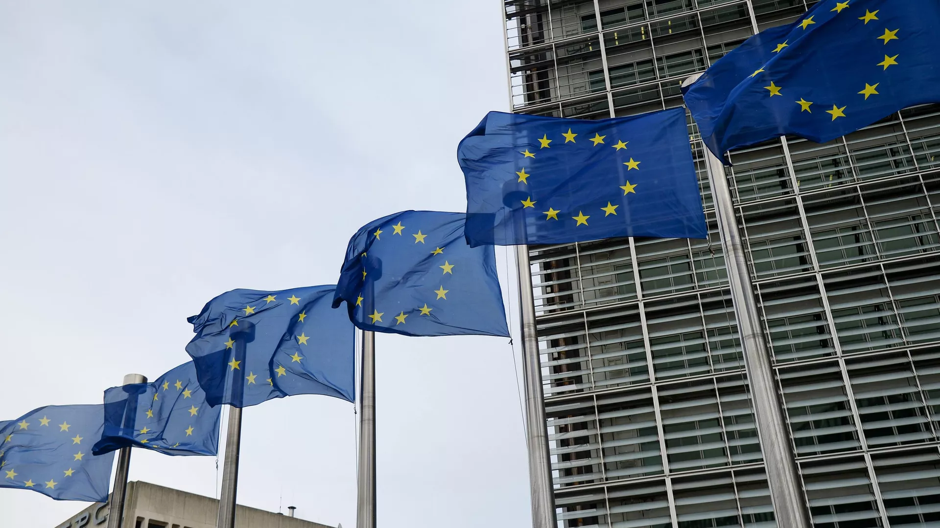 Флаги Евросоюза возле здания штаб-квартиры Европейского парламента в Брюсселе - РИА Новости, 1920, 22.05.2022