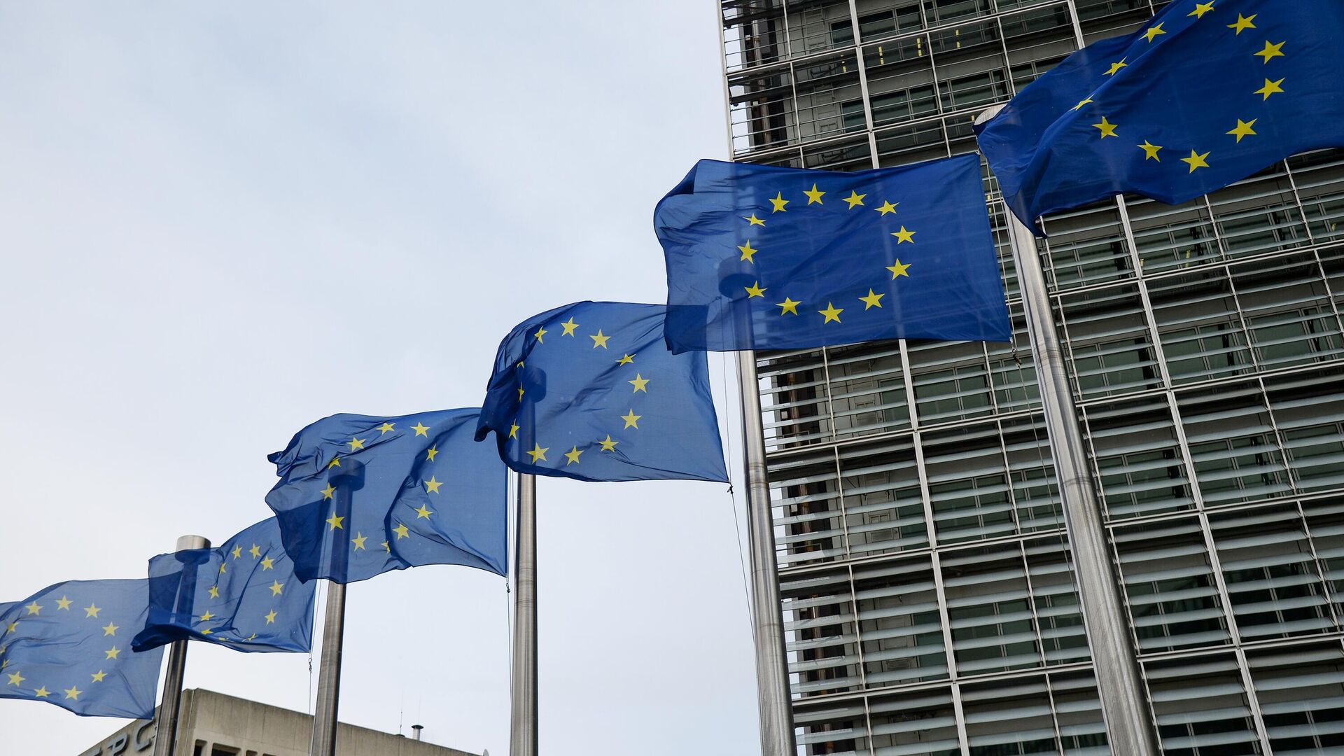 Флаги Евросоюза возле здания штаб-квартиры Европейского парламента в Брюсселе - РИА Новости, 1920, 06.04.2022