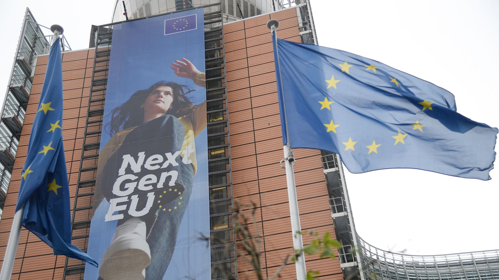 Флаги Евросоюза возле здания штаб-квартиры Европейского парламента в Брюсселе - РИА Новости, 1920, 11.07.2022