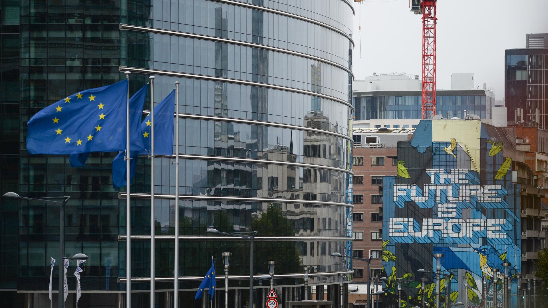 Флаги Евросоюза возле здания штаб-квартиры Европейского парламента в Брюсселе - РИА Новости, 1920, 19.12.2021