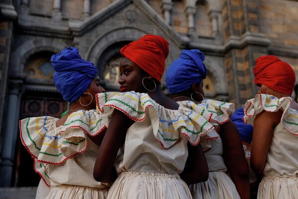 Гаитянские танцовщицы во время первого ежегодного общественного мероприятия с начала пандемии COVID-19 в Бостоне