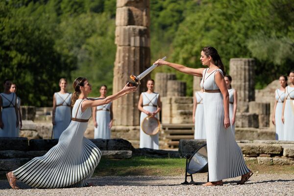 Греческая актриса Ксанти Георгиу на церемонии зажжения олимпийского огня в Древней Олимпии
