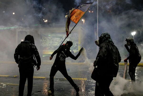 Столкновение с полицией во время акции протеста во вторую годовщину гражданского восстания против социального неравенства в Сантьяго, Чили