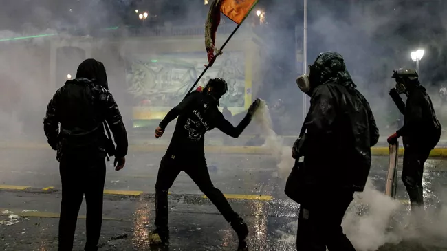 Столкновение с полицией во время акции протеста во вторую годовщину гражданского восстания против социального неравенства в Сантьяго, Чили