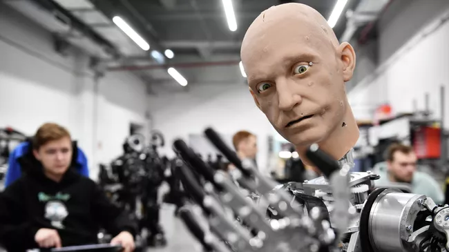Сборка и отладка человекоподобного робота Robo-C в цехе компании по производству роботов Промобот в Перми