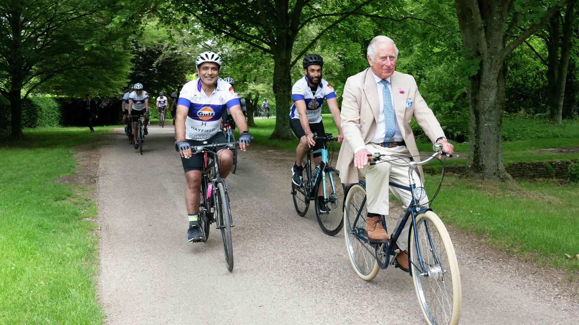 Британский принц Чарльз едет на велосипеде в Глостершире - РИА Новости, 1920, 22.10.2021