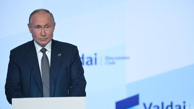 Президент РФ Владимир Путин выступает на пленарной сессии XVIII ежегодного заседания Международного дискуссионного клуба Валдай