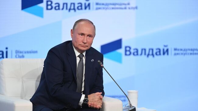 Президент РФ Владимир Путин выступает на пленарной сессии XVIII ежегодного заседания Международного дискуссионного клуба Валдай
